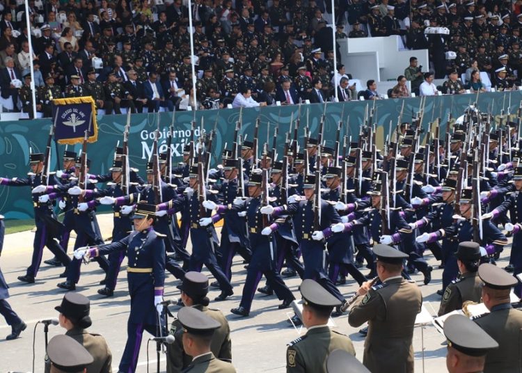 Más de 14 mil personas participaron en el desfile del 5 de Mayo