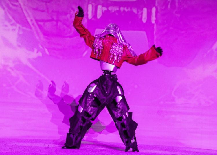 Robots se suben al escenario para bailar K-pop