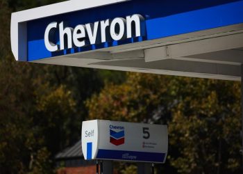 Director de Chevron advierte escasez de petróleo a nivel mundial por el cierre de Ormuz