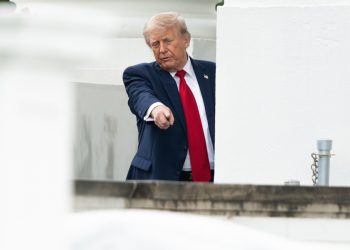 Trump se somete a examen médico para despejar dudas sobre su salud