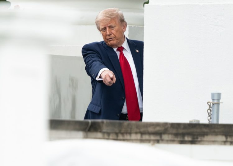 Trump se somete a examen médico para despejar dudas sobre su salud