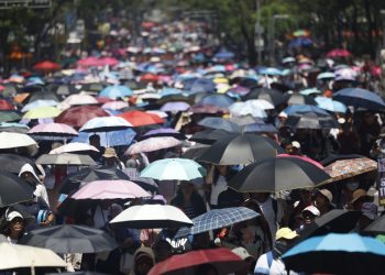México anuncia alza salarial a maestros en medio de protestas