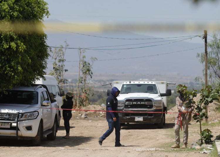 Hallan fosa clandestina con 60 bolsas de restos humanos en Jalisco