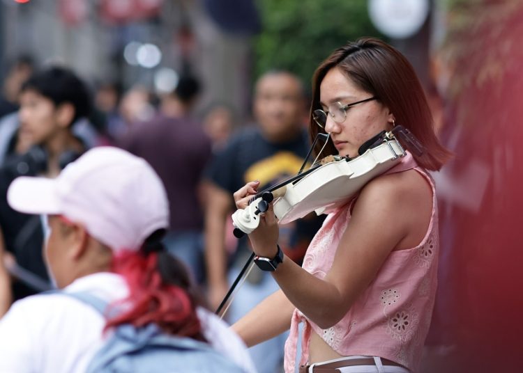 Buscan ordenar ambulantaje sin afectar a artistas urbanos