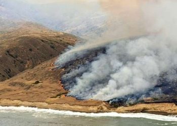 Un incendio azota el sur de California y obliga a la evacuación de miles de personas