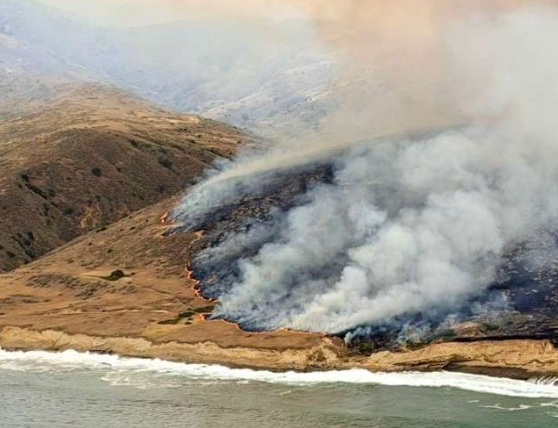 Un incendio azota el sur de California y obliga a la evacuación de miles de personas