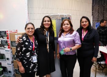 Lupita Cuautle reconoce a docentes de 72 escuelas por su compromiso con la educación