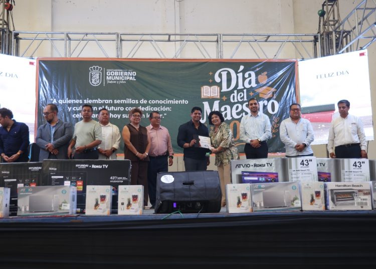 Reconoce Omar Muñoz a docentes por su compromiso con la educación