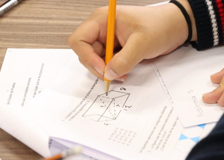 Jóvenes indígenas ponen en alto a Puebla en Olimpiada de Matemáticas