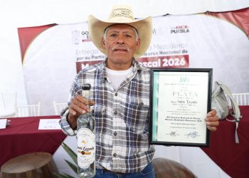 Reconocen a mezcales de Puebla en concurso nacional