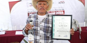 Reconocen a mezcales de Puebla en concurso nacional