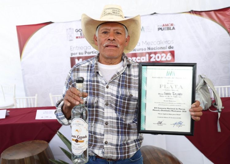 Reconocen a mezcales de Puebla en concurso nacional