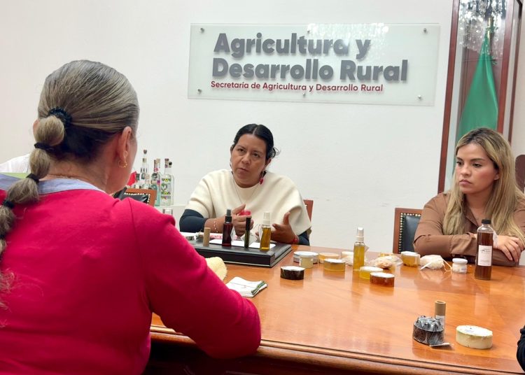 Miel poblana fortalece proyectos productivos encabezados por mujeres rurales
