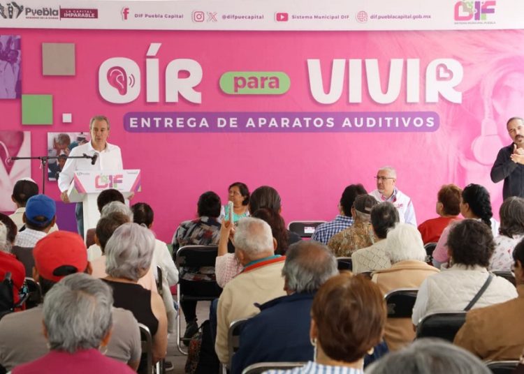 SMDIF entregan 50 aparatos auditivos
