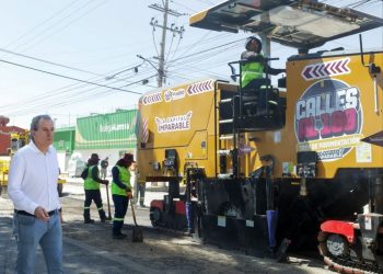 Pepe Chedraui supervisa trabajos del tren de pavimentación en Vicente Guerrero