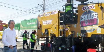 Pepe Chedraui supervisa trabajos del tren de pavimentación en Vicente Guerrero