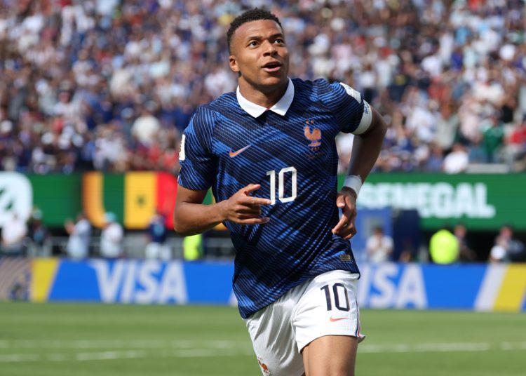 Mbappé lidera triunfo de Francia con doblete ante Senegal