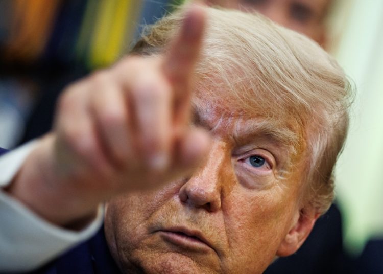Trump amenaza a Irán tras derribo de helicóptero