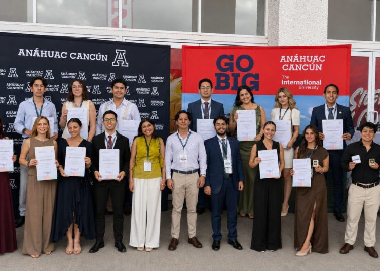 Ceneval reconoce a egresados de la Anáhuac Puebla por su excelencia académica