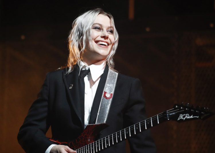 Phoebe Bridgers prohíbe los teléfonos móviles en su gira