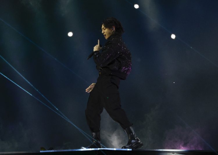 Acosan a integrante de BTS; mujer es condenada