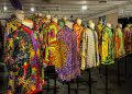 Exponen camisas estampadas de Versace en París