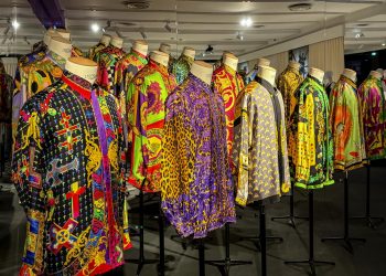 Exponen camisas estampadas de Versace en París