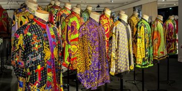 Exponen camisas estampadas de Versace en París