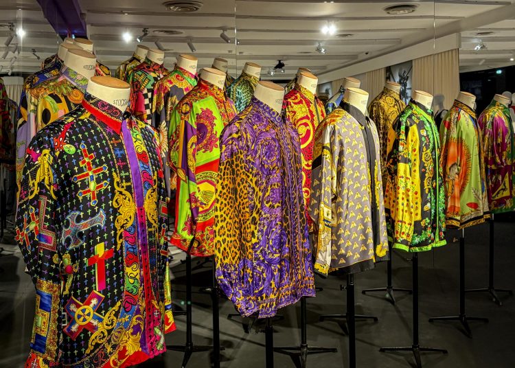 Exponen camisas estampadas de Versace en París