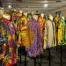 Exponen camisas estampadas de Versace en París