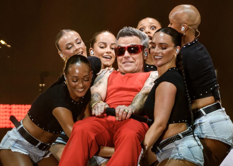 Robbie Williams revoluciona España con grandes éxitos