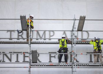 Centro Kennedy retira el nombre de Trump de la fachada