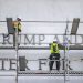 Centro Kennedy retira el nombre de Trump de la fachada
