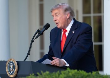 Trump acusa a Irán de violar tregua por ataque en Ormuz