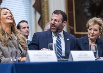 Trump amenaza con quitar ciudadanía por fraude migratorio