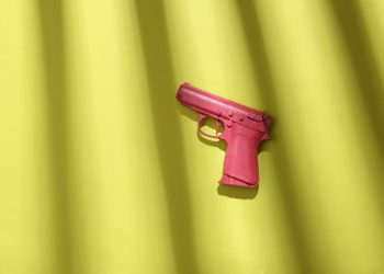 Morena propone castigar uso de armas falsas en delitos con penas adicionales