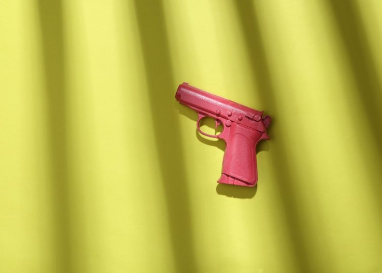 Morena propone castigar uso de armas falsas en delitos con penas adicionales
