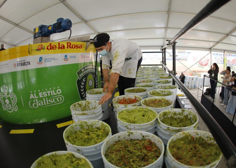 Jalisco logra el guacamole más grande del mundo