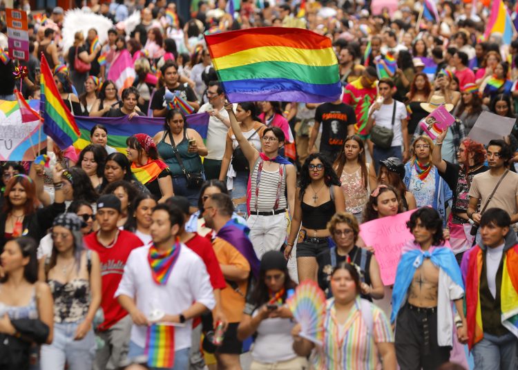 Pide auxilio 34 % de personas LGTBI+ en CDMX por falta de red de apoyo