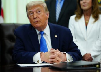 Trump presume salida de crudo por Ormuz