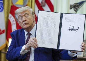 Trump firma una orden para retirar garantías laborales a 8 mil  funcionarios federales