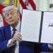Trump firma una orden para retirar garantías laborales a 8 mil  funcionarios federales