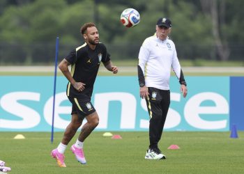 Neymar no descansa y acelera su preparación 