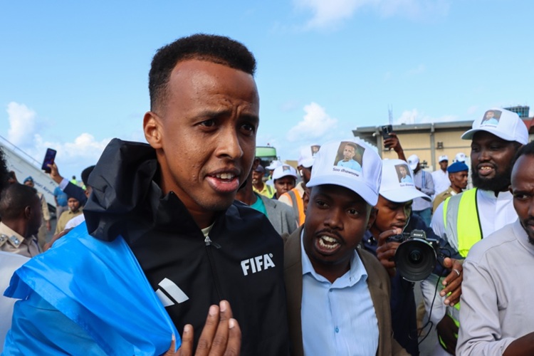 Recibe Somalia como héroe a árbitro vetado por EE.UU.