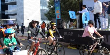 BUAP celebra el Día del Padre con rodada familiar