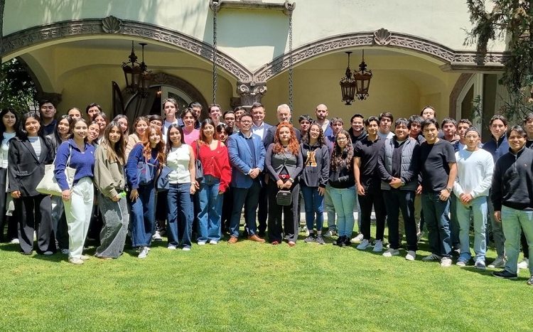 Estudiantes de Anáhuac dialogan con diplomáticos de Ucrania y Nueva Zelanda