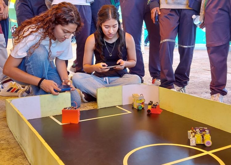 Estudiantes de Anáhuac Puebla desarrollan robots autónomos para competir en Mundial de Futboltron
