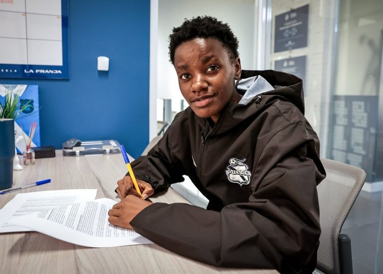 Juliet Nalukenge, la primera futbolista africana del Puebla Femenil