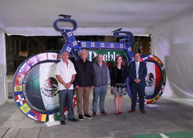 Develan en Puebla la bicicleta mundialista más grande de México