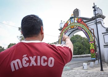 Omar Muñoz presenta enflorado de feria en el Puente de México